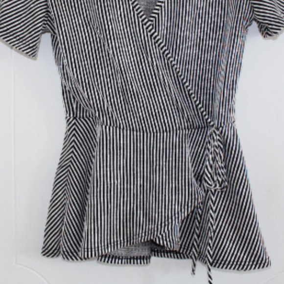 NWOT Black and White stripe short sleev wrap top - Picture 5 of 11